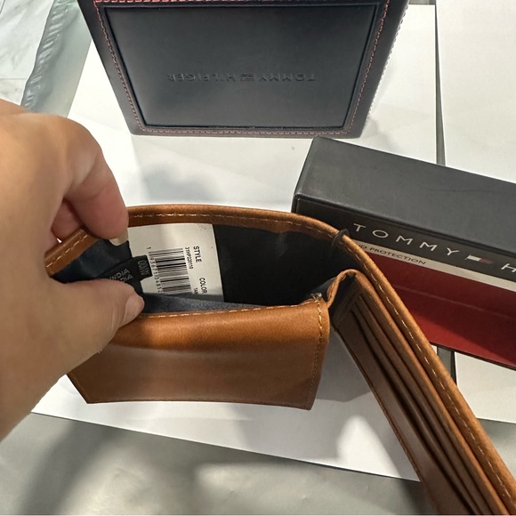 Tommy Hilfiger wallet - Picture 4 of 7